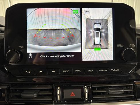 Used 2025 Nissan Pathfinder SL AWD/4WD image 29