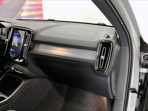 Used 2024 Volvo XC40 B5 Core AWD/4WD image 21
