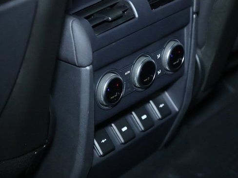 Used 2020 Land Rover Defender 110 SE image 15