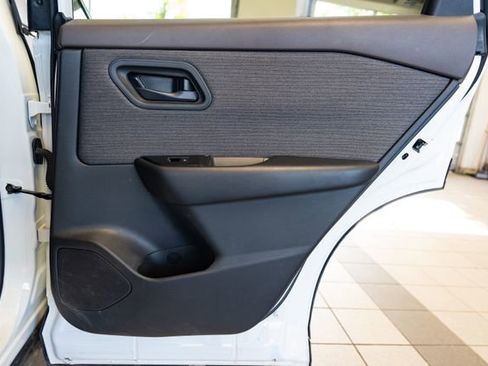 Used 2023 Nissan Rogue S AWD/4WD image 29