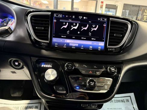 Used 2025 Chrysler Pacifica Select image 16