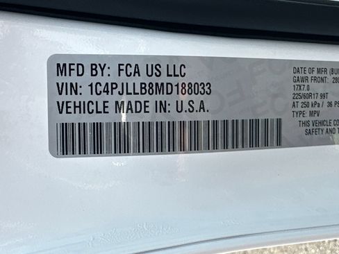 Used 2021 Jeep Cherokee Latitude Plus w/ Mopar Interior Package FWD image 30