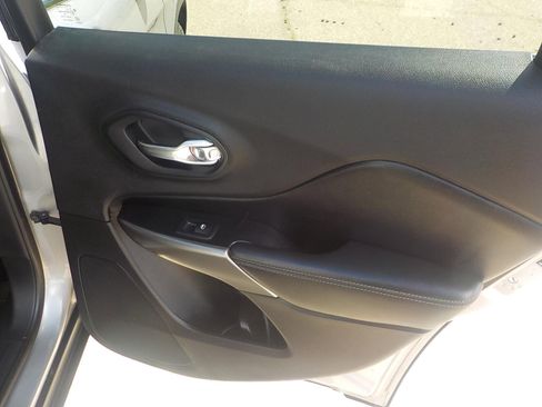 Used 2020 Jeep Cherokee Limited image 12