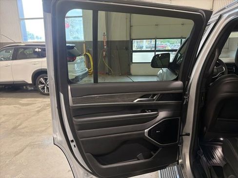 Used 2022 Jeep Wagoneer Series III w/ Premium Group I AWD/4WD image 12