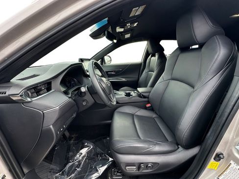 Used 2022 Toyota Venza XLE image 6