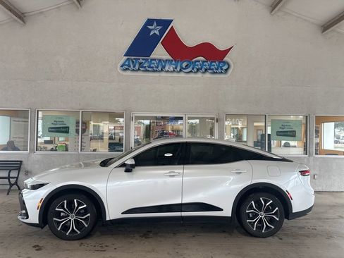 Used 2023 Toyota Crown XLE image 2