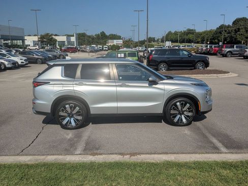 Used 2025 Mitsubishi Outlander SE AWD/4WD image 2