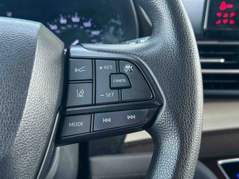 Used 2023 Toyota Sienna LE FWD image 28