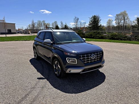 Used 2021 Hyundai Venue w/ Cargo Package image 3