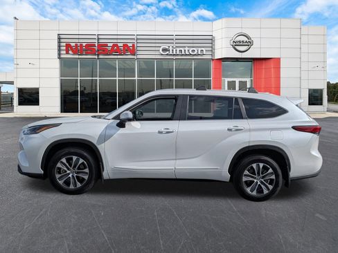 Used 2023 Toyota Highlander XLE AWD/4WD image 6