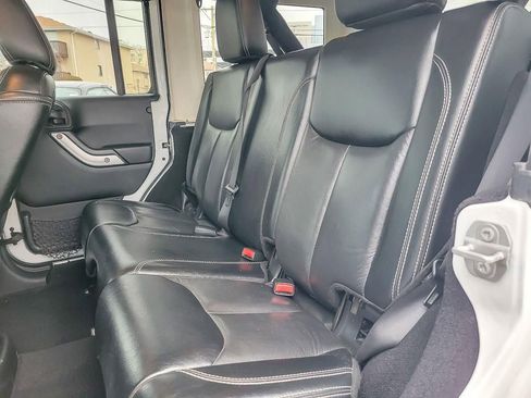 Used 2017 Jeep Wrangler Unlimited Sahara w/ Connectivity Group image 11