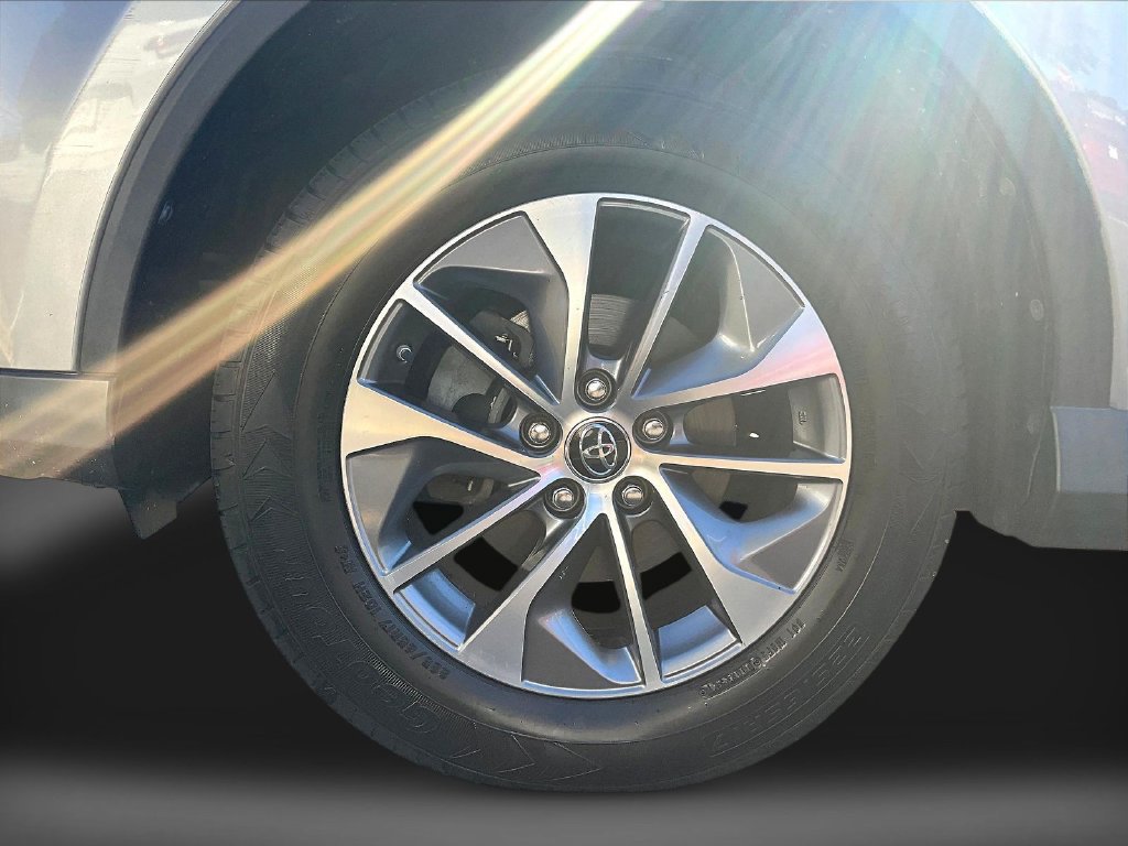 Used 2018 Toyota RAV4 LE AWD/4WD image 30