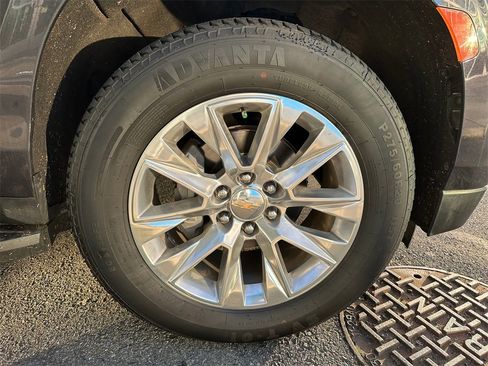 Used 2024 Chevrolet Suburban Premier image 9