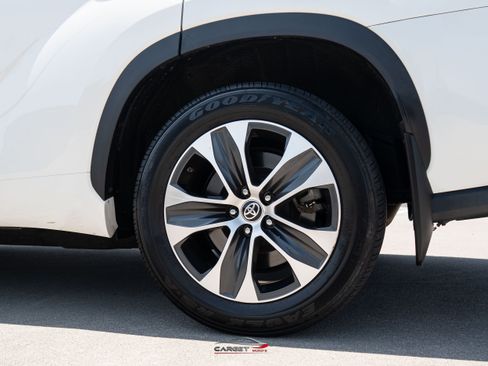 Used 2021 Toyota Highlander XLE AWD/4WD image 12