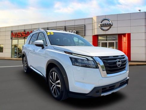 Certified 2025 Nissan Pathfinder Platinum image 1