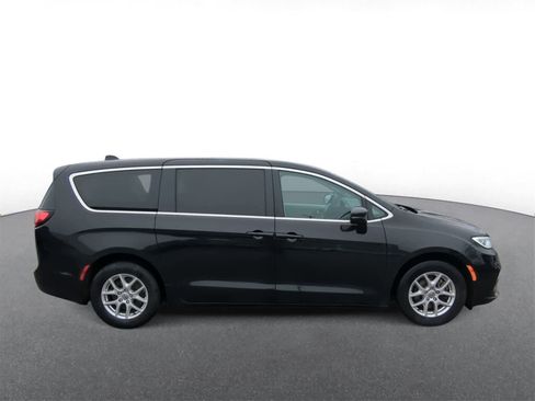Used 2023 Chrysler Pacifica Touring-L image 9