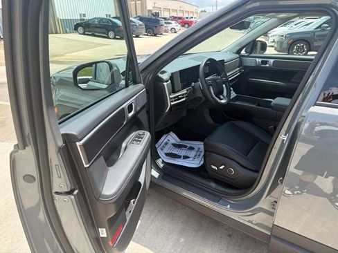 Used 2025 Hyundai Santa Fe SEL FWD image 10