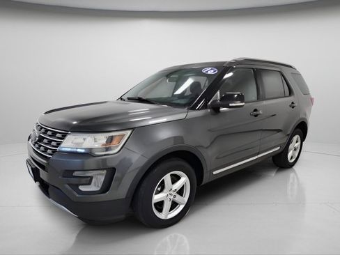 Used 2016 Ford Explorer XLT w/ Equipment Group 201A image 8