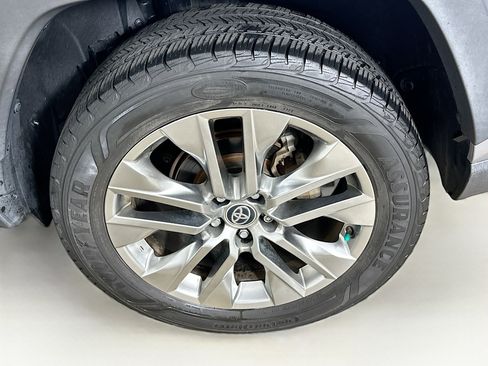 Used 2020 Toyota RAV4 Limited image 11