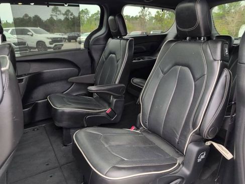 Used 2025 Chrysler Pacifica Limited FWD image 33