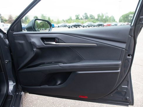 Used 2025 Toyota Camry SE AWD/4WD image 9