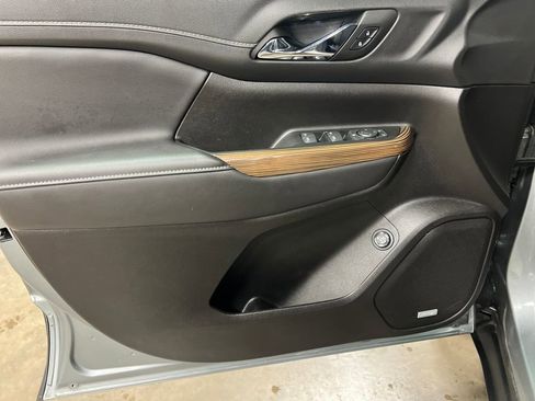 Certified 2023 GMC Acadia SLE w/ Driver Convenience Package image 12