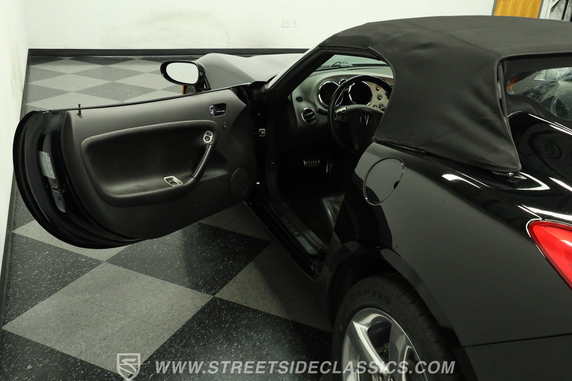 Used 2007 Pontiac Solstice GXP w/ Premium Package RWD image 33