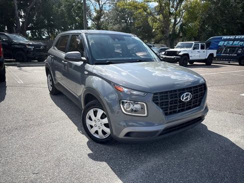 Used 2020 Hyundai Venue SE FWD image 4