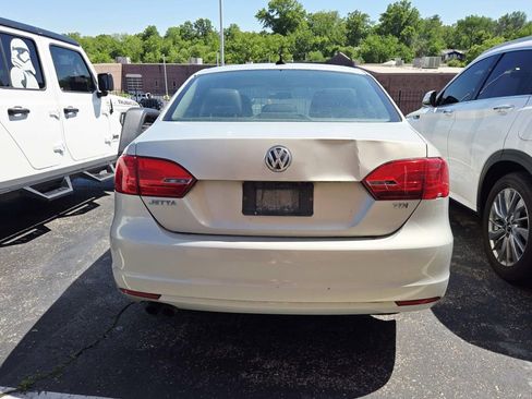 Used 2012 Volkswagen Jetta TDI FWD image 3