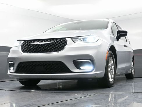 Used 2024 Chrysler Pacifica Touring-L image 49