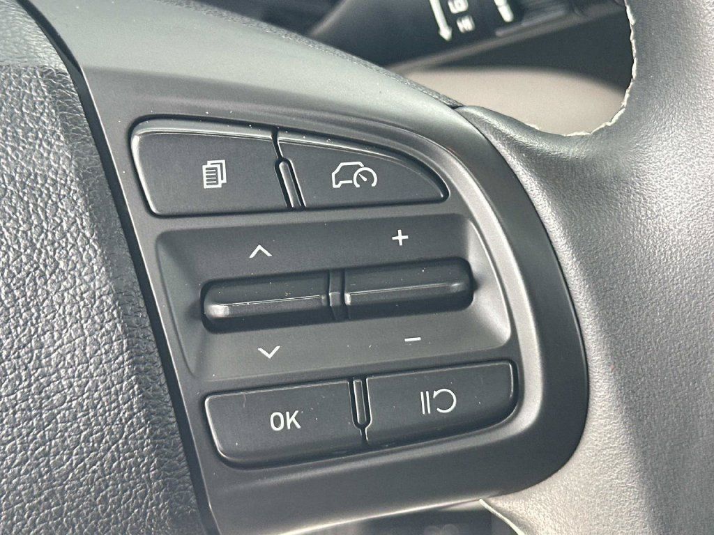 Used 2025 Hyundai Venue SEL FWD image 19