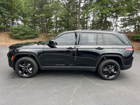 Used 2025 Jeep Grand Cherokee Limited w/ Black Appearance Package AWD/4WD image 4