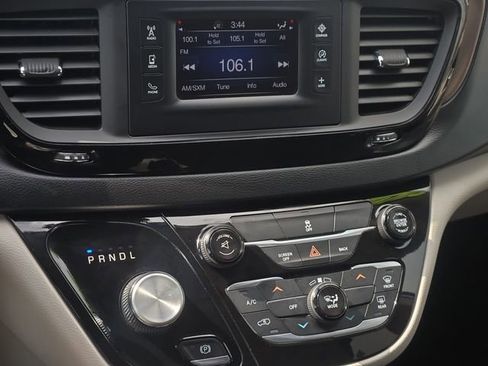 Used 2017 Chrysler Pacifica Touring FWD image 20