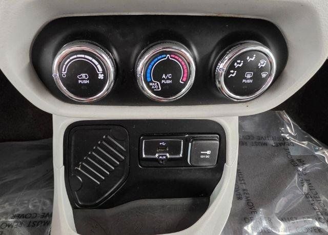Used 2016 Jeep Renegade Latitude FWD image 22