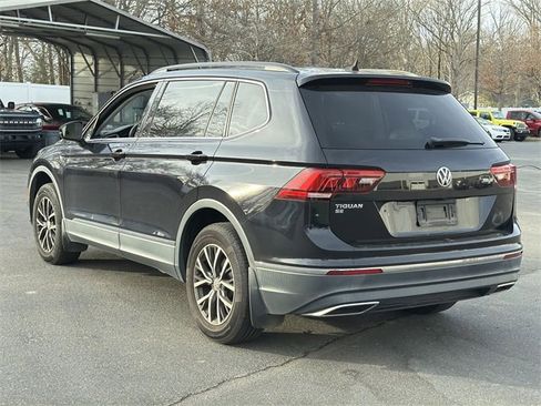 Used 2020 Volkswagen Tiguan SE w/ Panoramic Sunroof Package image 4