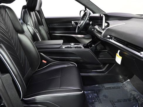 Certified 2026 Cadillac Vistiq Premium Luxury w/ LPO, Floor Liner Package AWD/4WD image 16