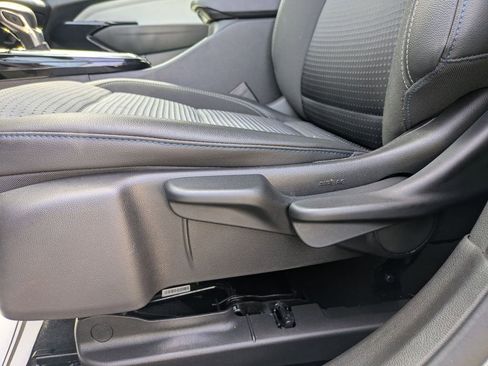 Used 2025 Chevrolet Trax LT w/ LT Convenience Package image 14