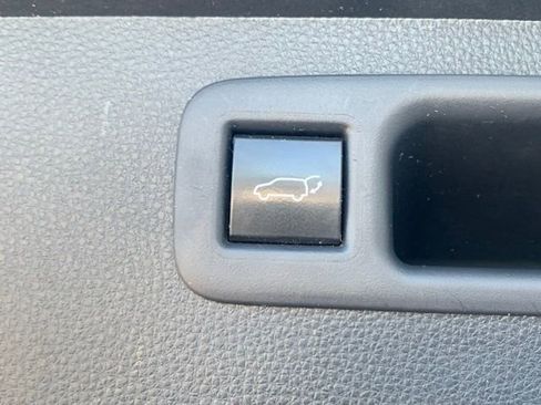 Used 2022 Toyota Highlander XLE AWD/4WD image 5