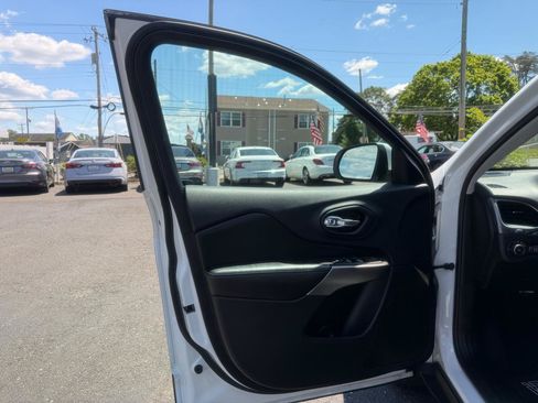 Used 2019 Jeep Cherokee Latitude Plus w/ Comfort/Convenience Group AWD/4WD image 9
