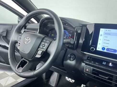 Used 2025 Toyota Camry SE FWD image 29