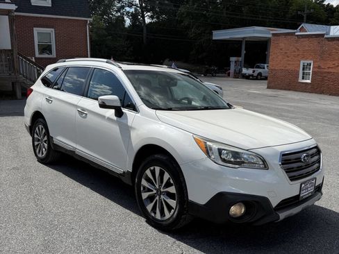 Used 2017 Subaru Outback 2.5i Touring image 4