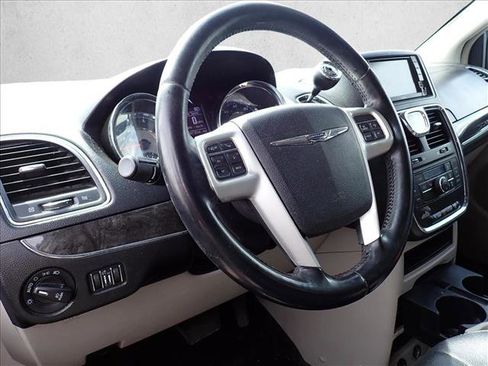 Used 2015 Chrysler Town & Country Touring FWD image 4