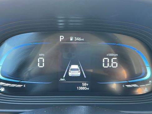 Used 2025 Hyundai Venue SEL image 2