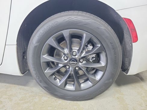 Used 2021 Chrysler Pacifica Touring w/ S Appearance Package image 6