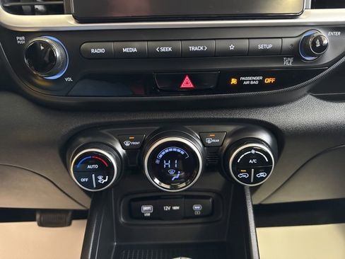 Used 2023 Hyundai Venue SEL image 20