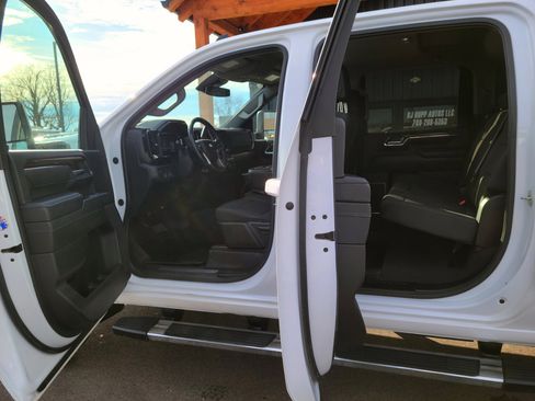 Used 2024 Chevrolet Silverado 2500 LT image 7