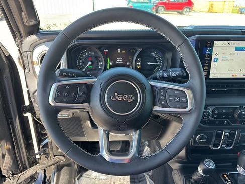 Used 2025 Jeep Wrangler Unlimited Sahara AWD/4WD image 31