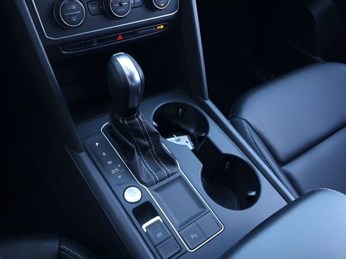 Used 2021 Volkswagen Atlas Cross Sport SE w/ Panoramic Sunroof Package image 25