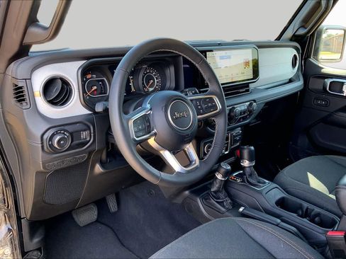 Used 2025 Jeep Wrangler Unlimited Sahara AWD/4WD image 18