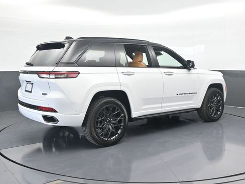 New 2025 Jeep Grand Cherokee Summit image 6